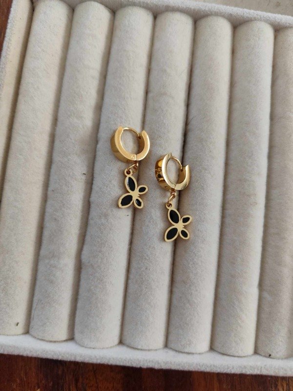 Producto - Aros argolla cierre click mariposa esmaltada negra. Acero dorado