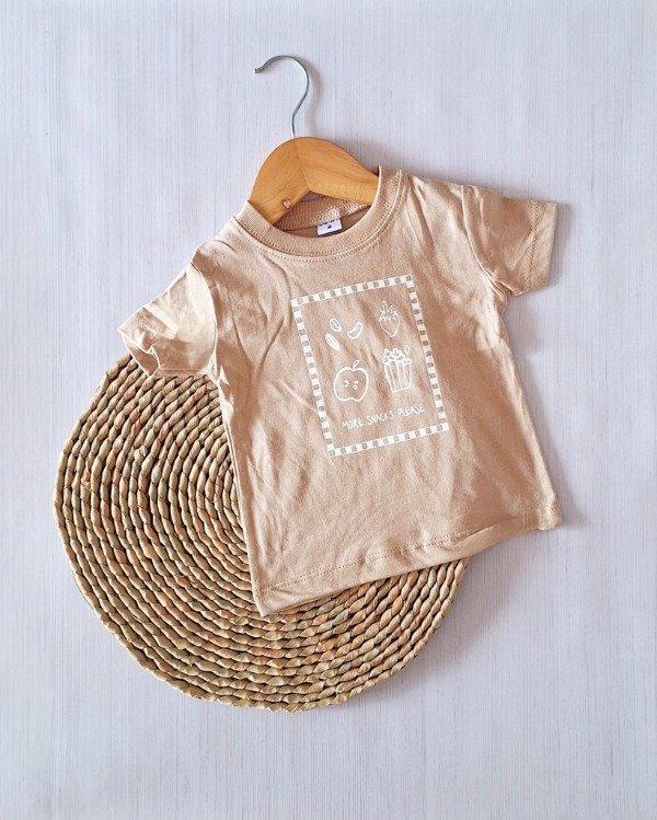 Producto - Remera Jersey 24/1 "More Snacks Please" Beige