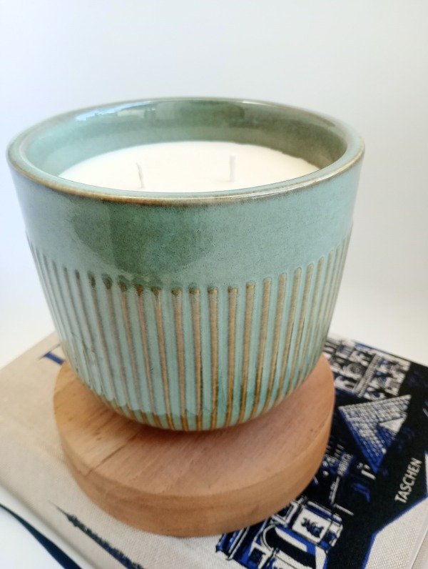 Producto - CLASSIC STYLE Vela de soja cuenco cerámica verde y dorado.