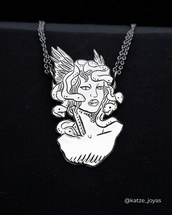 Producto - Dije "La Medusa II" - cincelado
