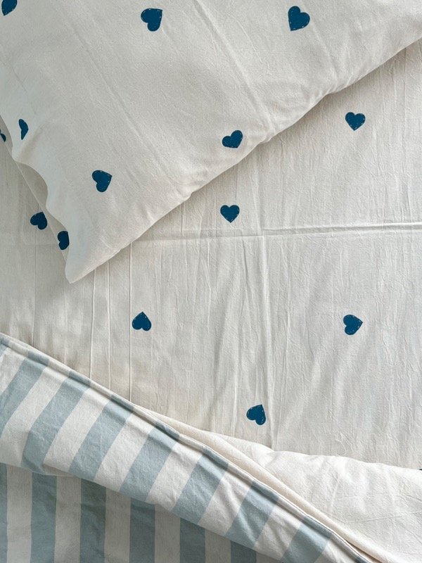 Producto - Sábana lienzo crudo corazones mini azules