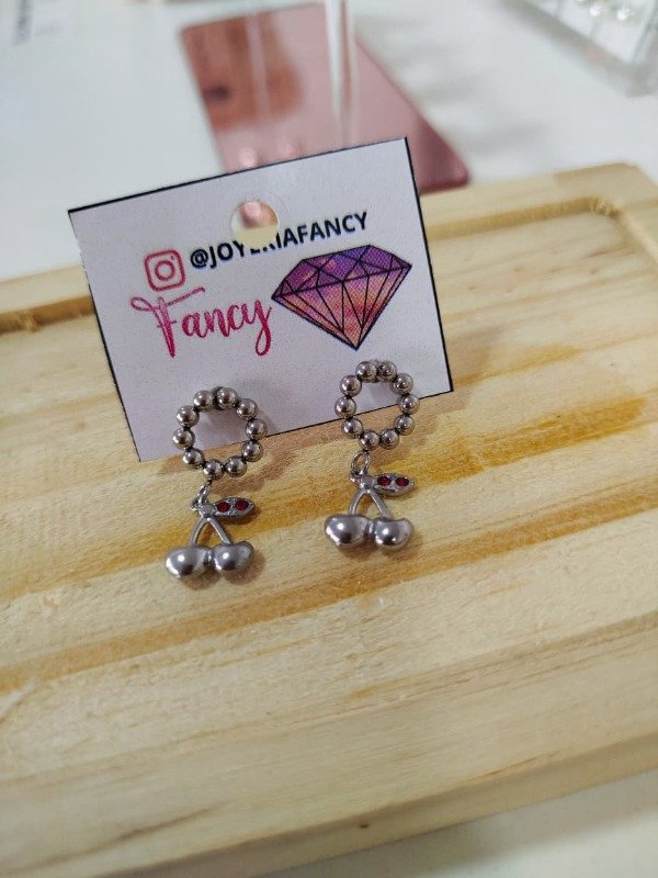 Producto - Aritos cherry plateado