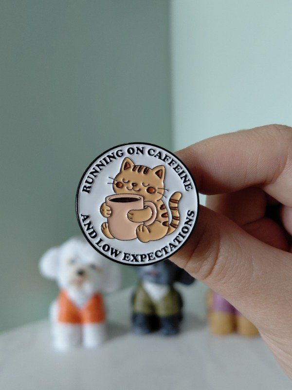 Producto - Pin metalizado - Running on caffeine and low expectations #3059