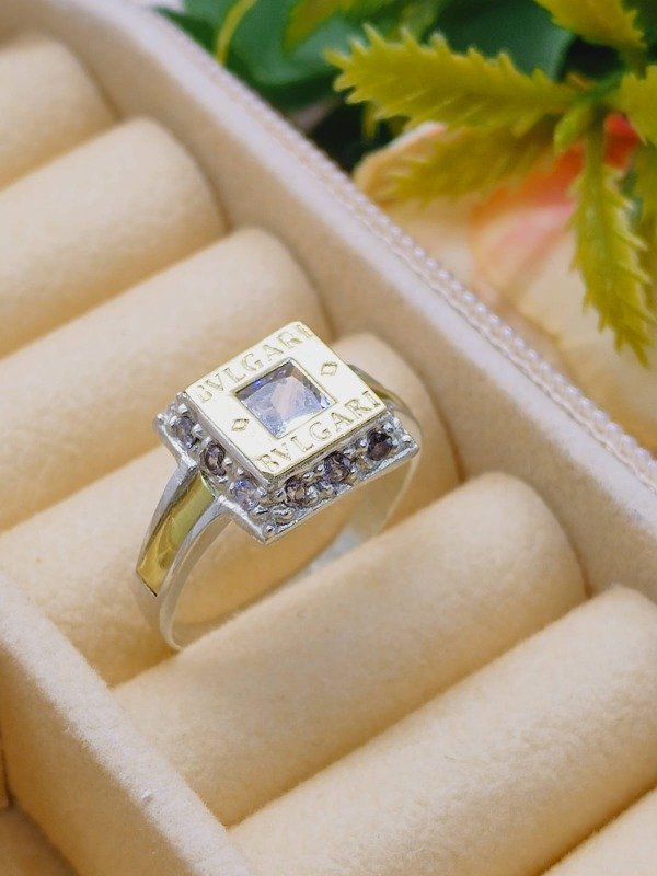 Producto - Anillo cuadrado con piedras bv
