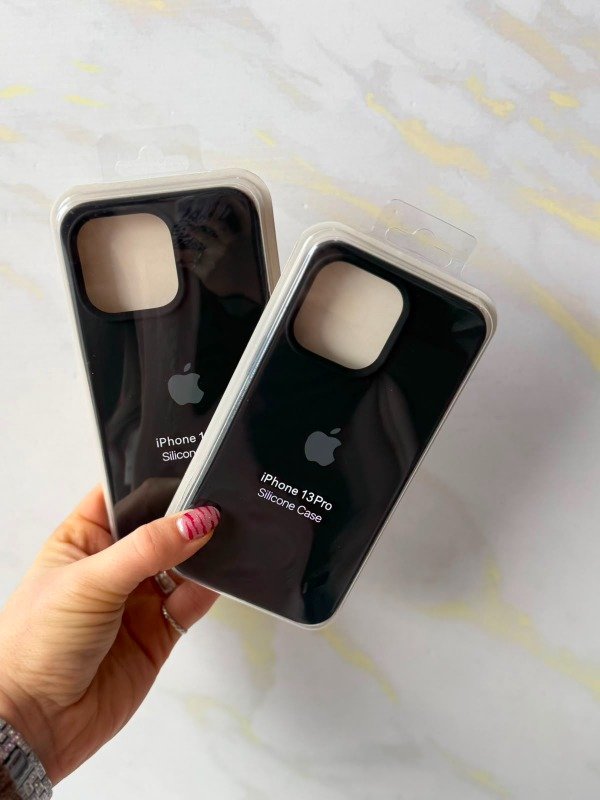 Producto - Silicone case iphone 13 pro negro con manzana clara