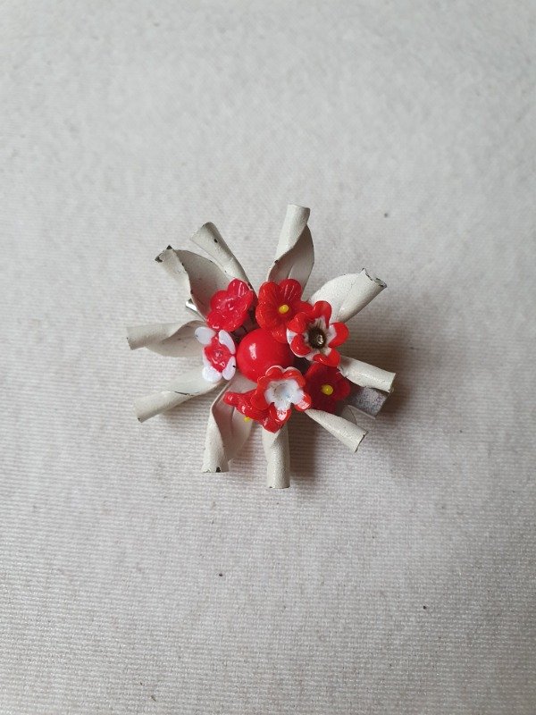 Producto - Broche Margarita con Bouquet Flores Rojas de Vidrio
