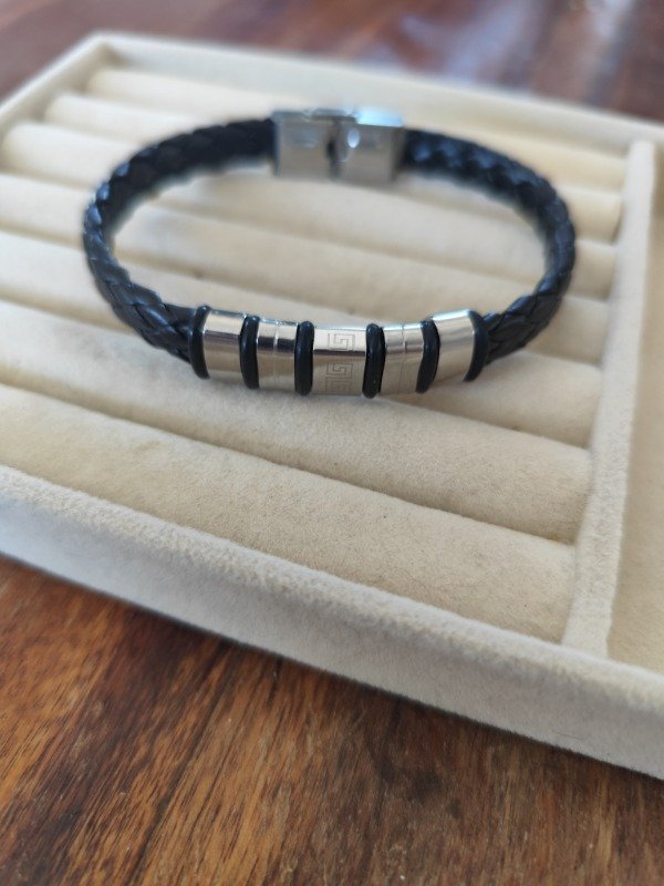 Producto - Pulsera cuero barra y guarda griega. Acero quirúrgico.