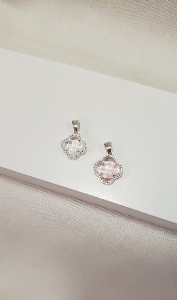 Producto - Dije trebol rosa y blanco