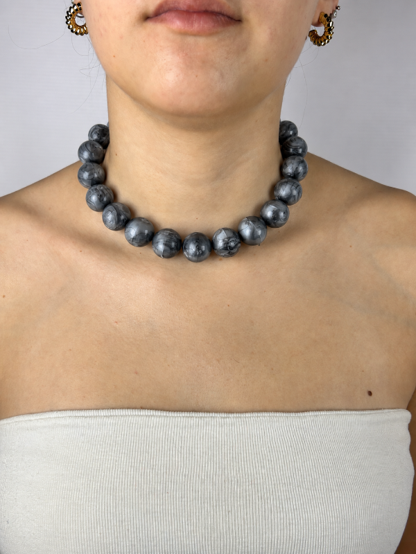 Producto - COLLAR CHICLE GRIS PERLADO REGULABLE  BOLA MEDIANA 2243