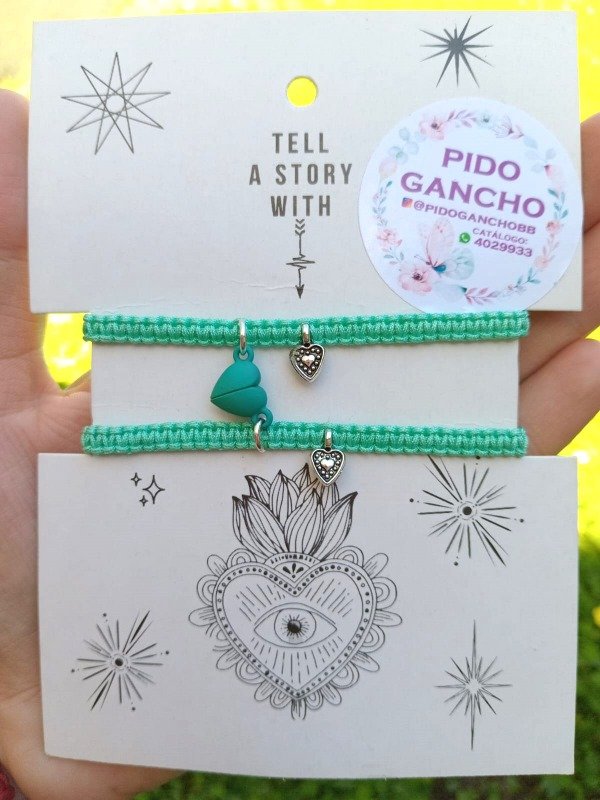 Producto - Set de pulseras verde agua, con imán corazón, personalizadas.