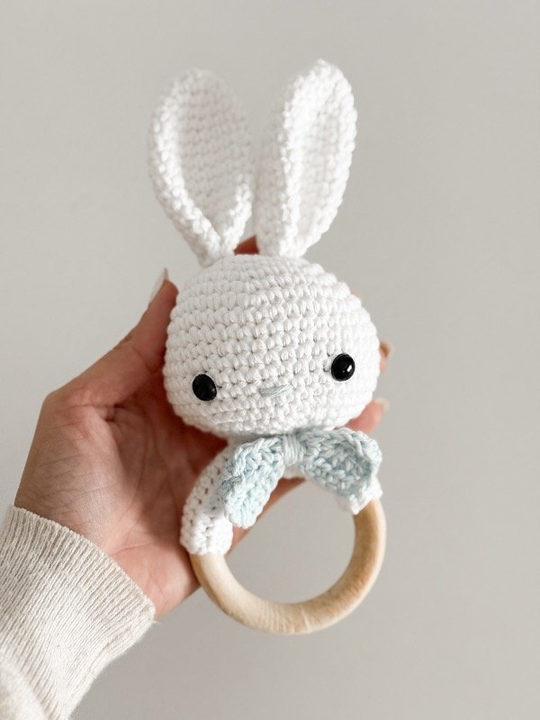 Producto - Sonajero conejito celeste apego