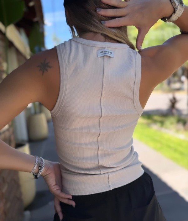 Producto - Musculosa Almeria con recorte