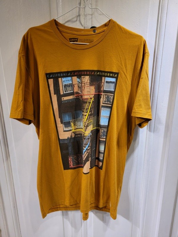 Producto - Remera LEVIS mostaza logo California Talle L - PRECIO: 32X