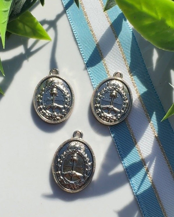 Producto - DIJE ESCUDO NACIONAL ORO CLARO