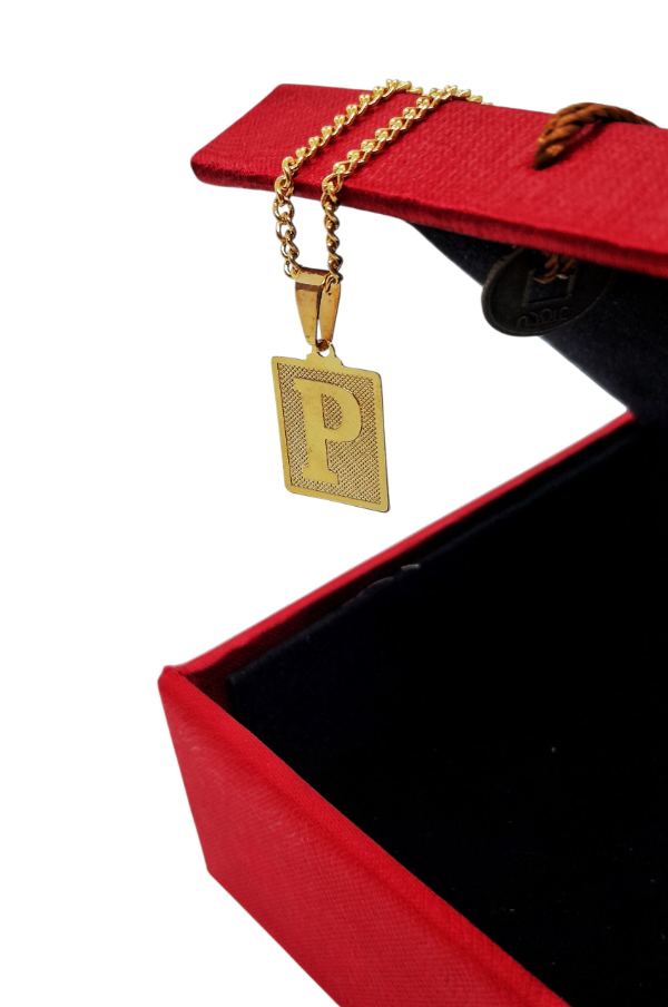 Producto - Inicial dorada P, cuadrada con relieve