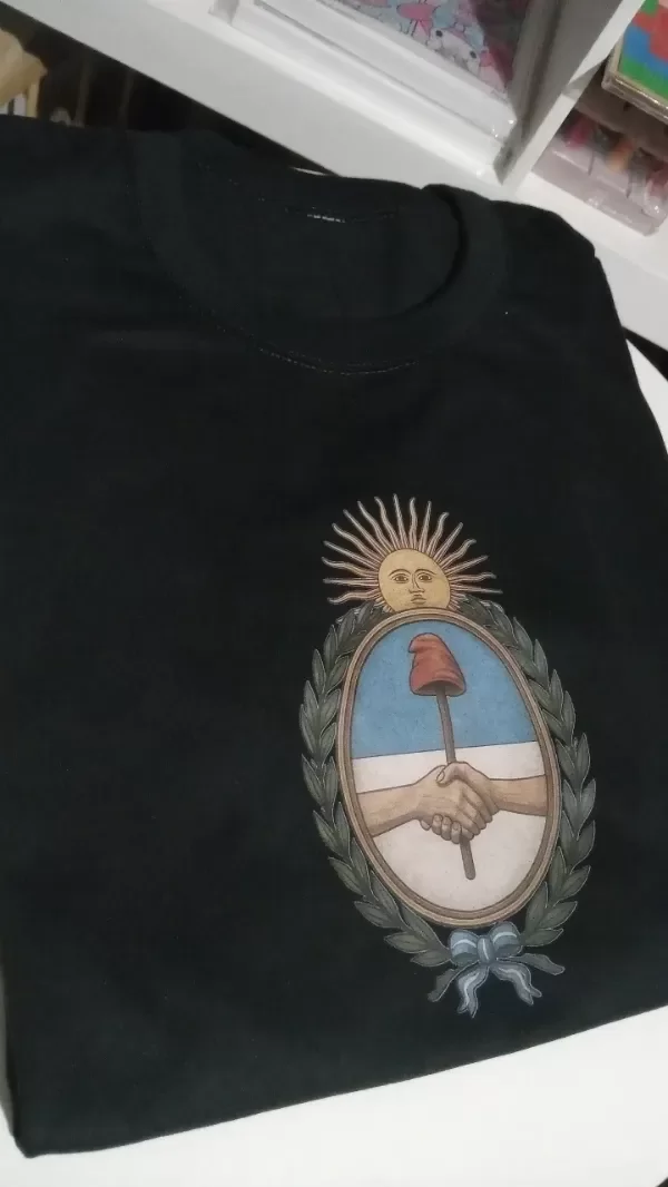 Producto - Remera negra sublimada escudo