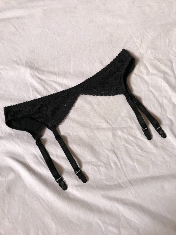 Producto - Vintage goth black primroses lace garter belt.