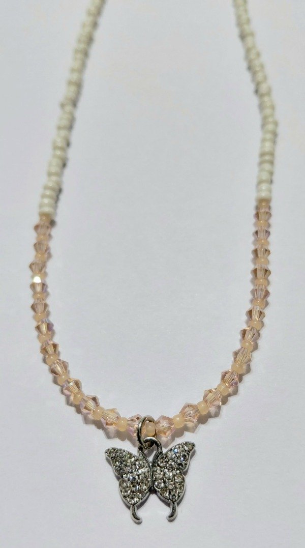 Producto - Collar con Mostacillas y Cristales y dije Mariposa Brillo - 1