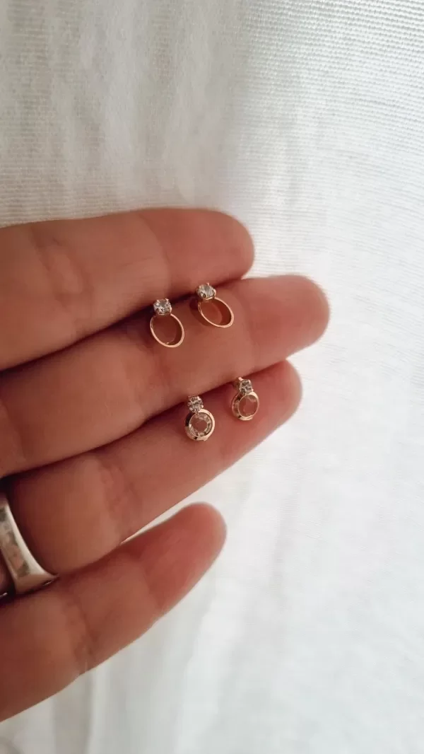 Producto - Aros pasantes con colgantito enchapado en oro