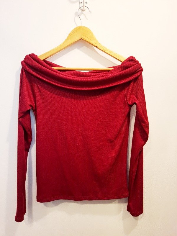 Producto - Camiseta bordó sin uso