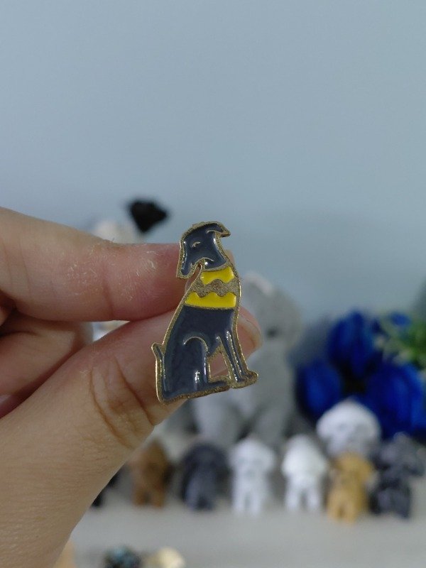 Producto - Pin metalizado ilustrado - Perrito Galgo