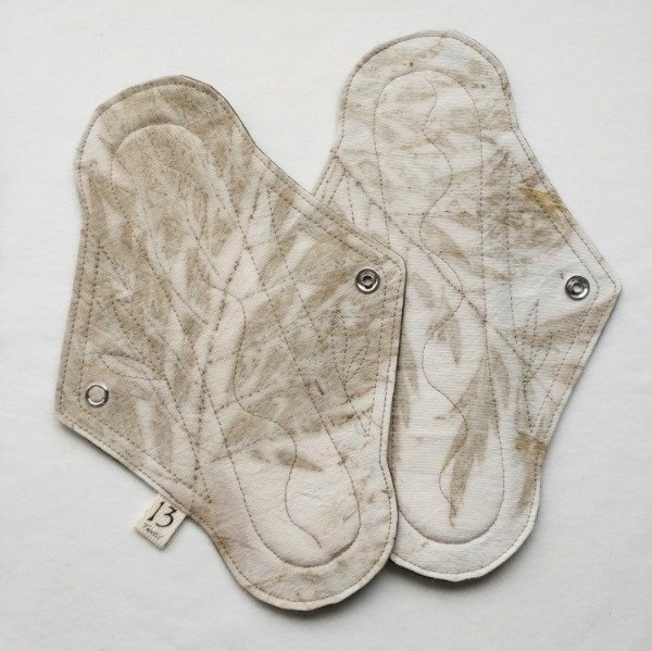 Producto - Toallita Menstrual T2 Vedetina - Estampa Grevillea - Crudo