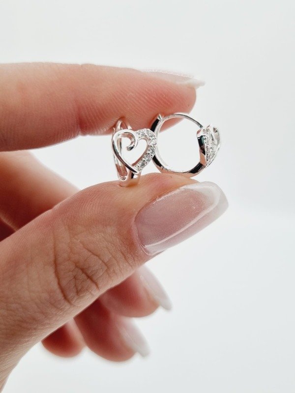 Producto - Aros acero blanco argollita aplique corazon curvo calad strass