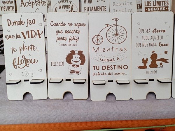 Producto - Portacelulares blancos con frases motivadoras