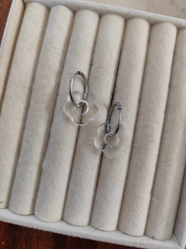 Producto - Aros argolla flor transparente. Acero quirúrgico.