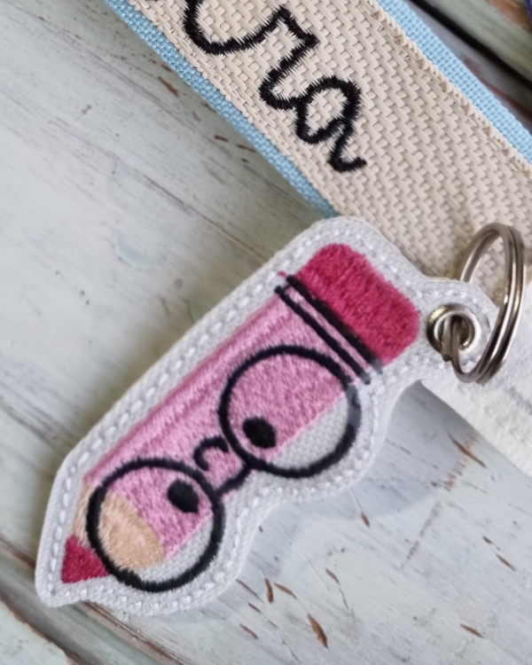 Producto - Charms para Llaveros Cinta - Vta Individual - Accesorio - "Lapicito con lentes" - 1