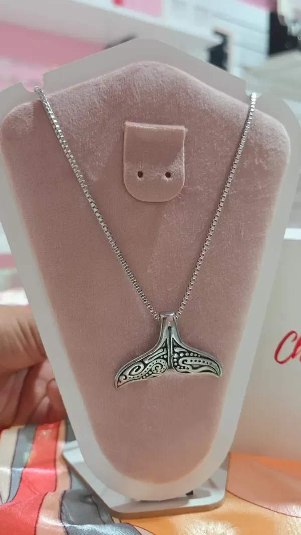 Producto - Collar cola de ballena AQ