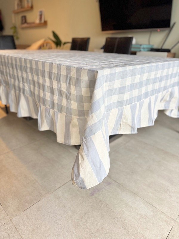 Producto - Mantel tusor picnic celeste grisáceo con volados a rayas - 0