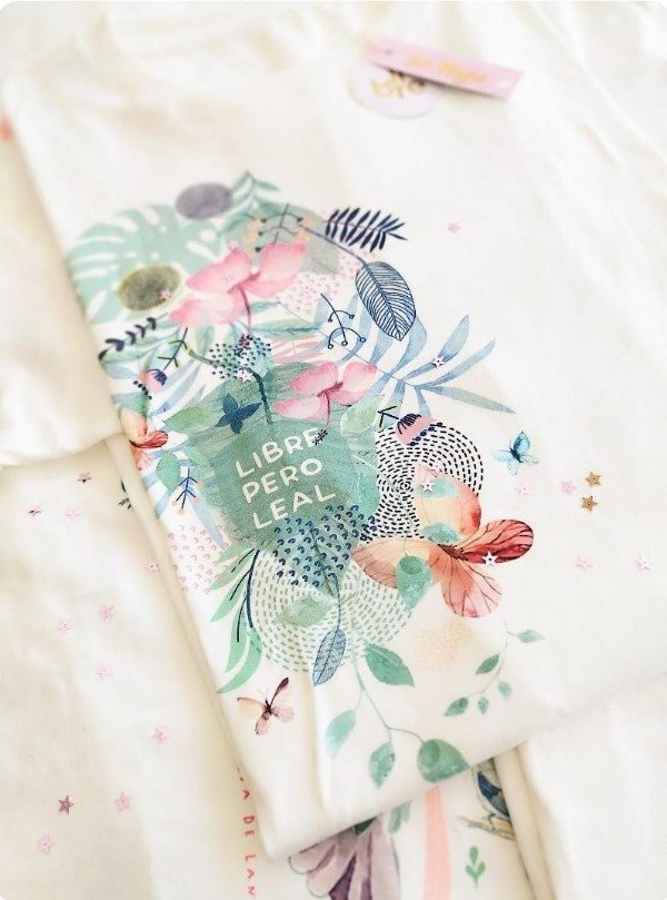 Producto - Remera LIBRE PERO LEAL vainilla