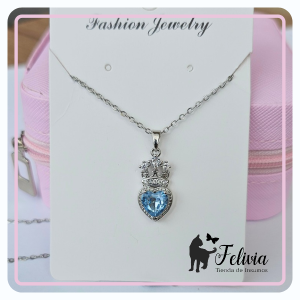 Producto - Collar Corazón con corona Plateado acero. Piedra celeste