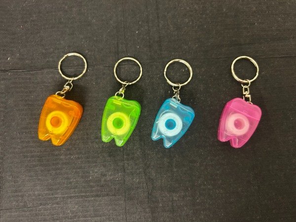 Producto - Llavero muela con hilo dental