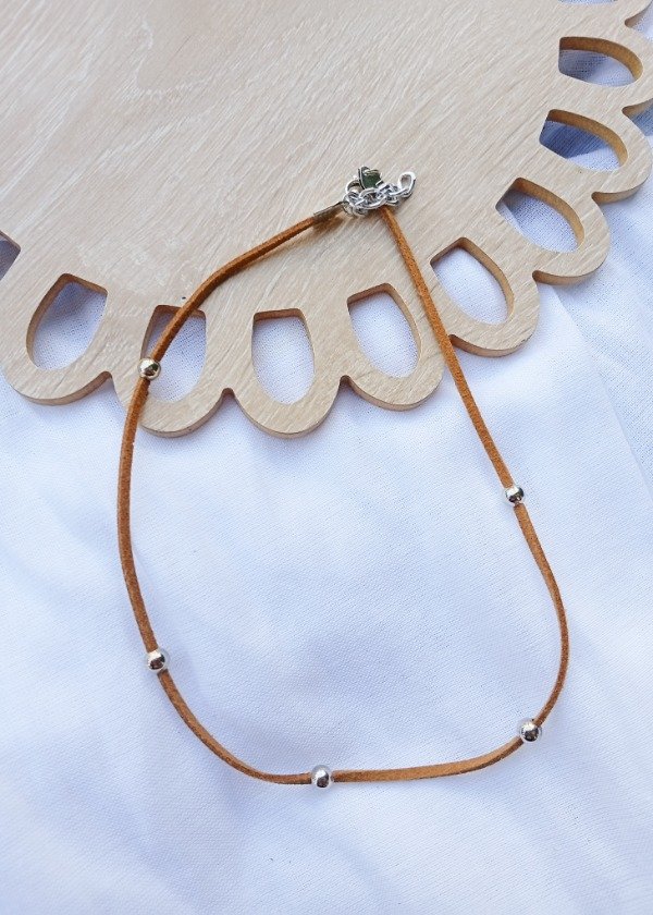 Producto - Collar/choker beige oscuro bolitas