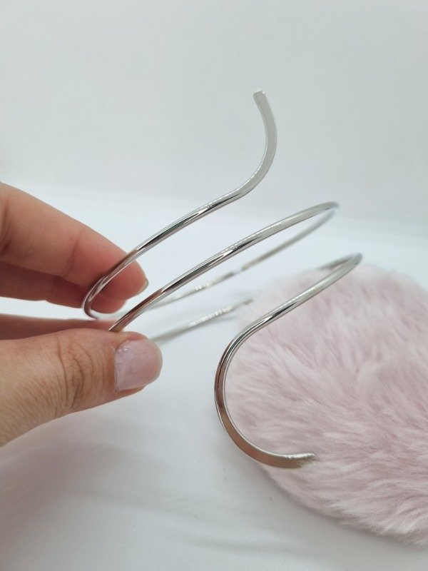 Producto - Brazalete plateado curva P1334