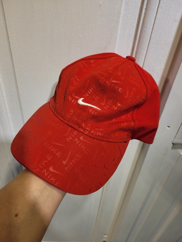 Producto - Gorra NIKE colorada - PRECIO: 8X
