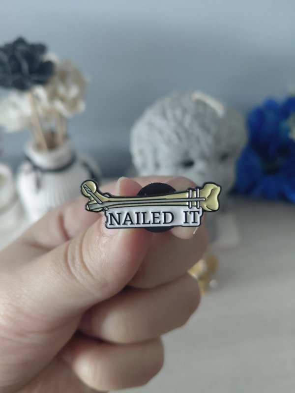 Producto - Pin metalizado - Nailed it #2204