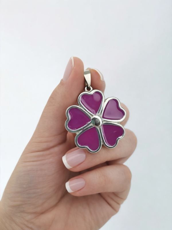 Producto - Dije acero quirurgico flor Pet corazon esmaltado