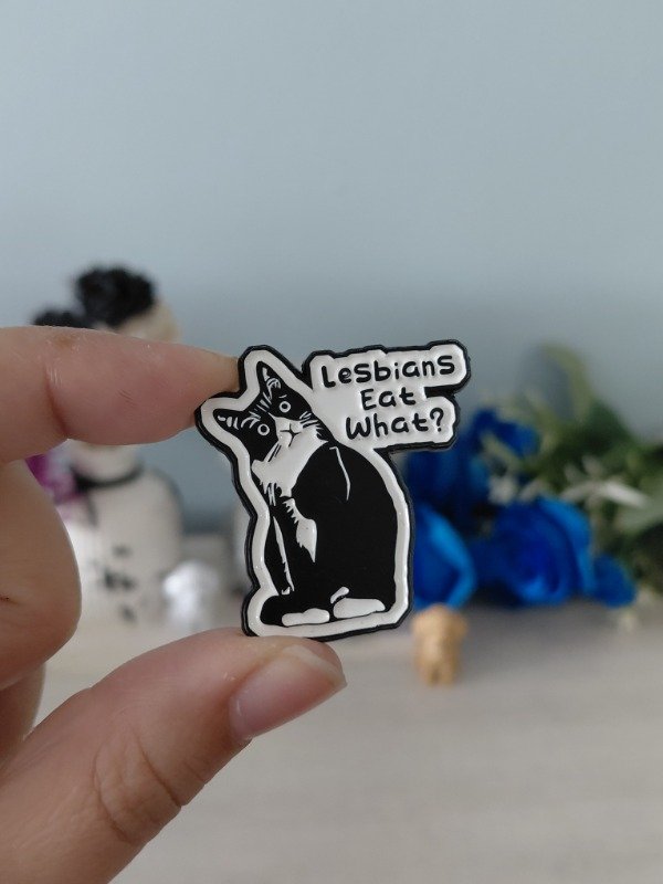 Producto - Pin metalizado - Lesbians eat what #0577