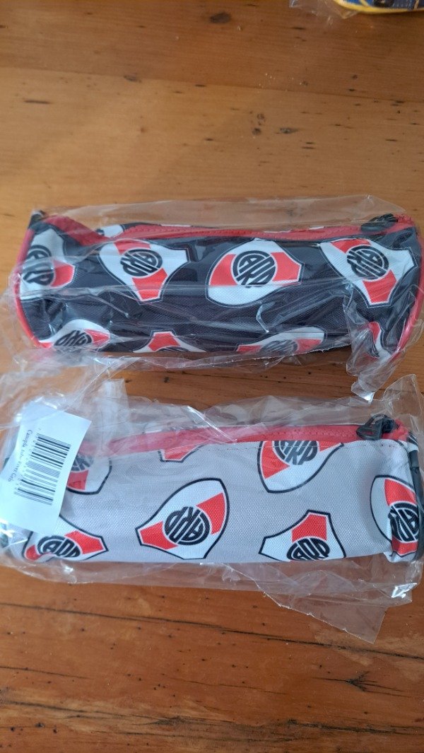 Producto - Cartuchera GRANDE River tubo (surtida)