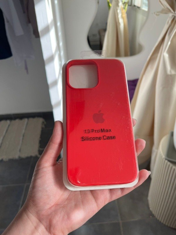 Producto - Silicone Case Rojo (Iphone 13 Pro Max)