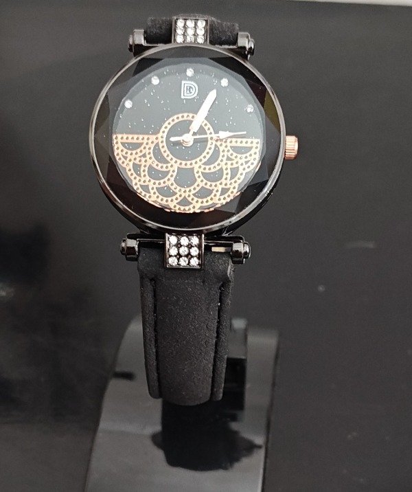 Producto - Reloj Negro y Dorado con detalle de strass en la Malla de cuero