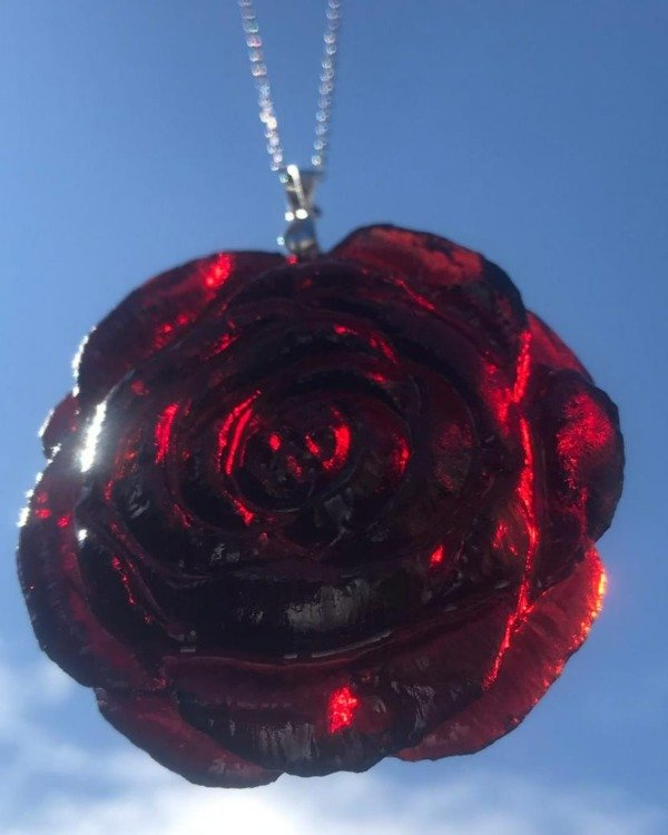 Producto - COLGANTE ROSA MÍSTICA MARÍA MAGDALENA ANDARA 5 CM ROJO GRANATE - 2