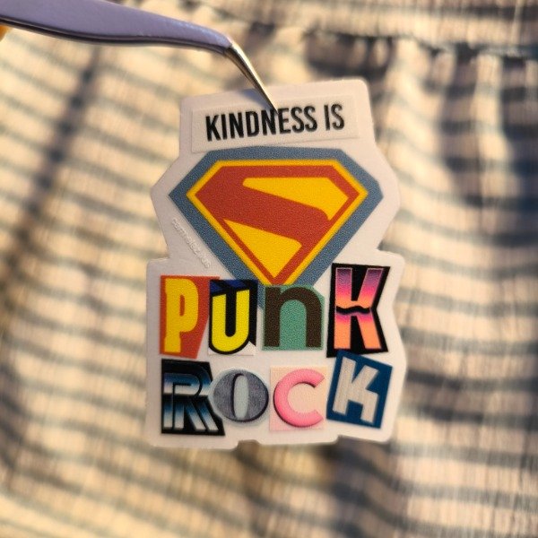 Producto - Sticker (vinilo transparente) - Kindness is PUNK ROCK