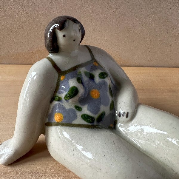 Producto - Miri (sentada conversando)