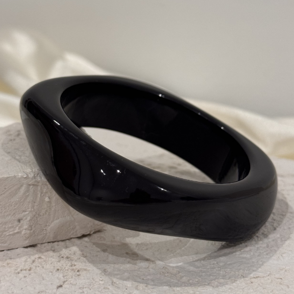 Producto - Brazalete resina negra cuadrada