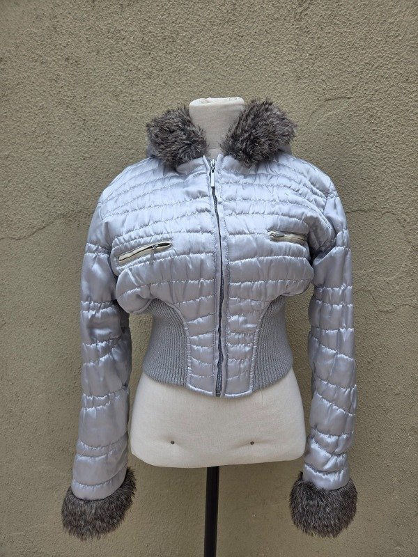 Producto - campera plateada y2k