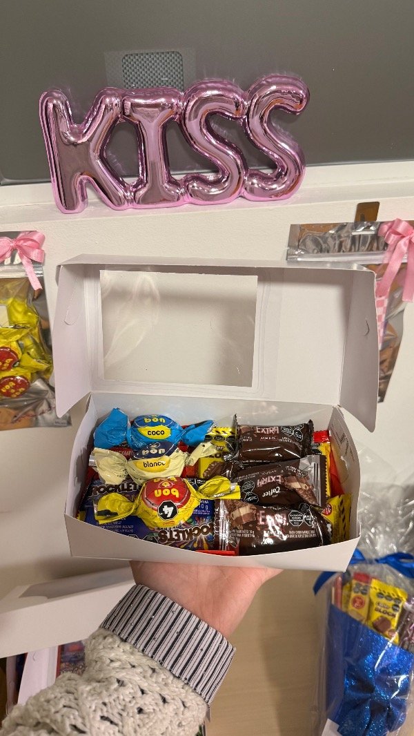 Producto - Box chico con 17 chocolates arcor y 1 paquete de gomitas - 1